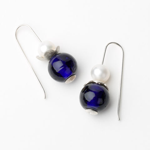 The Lord Chamberlain's Men earrings in dark blue - handcrafted 925 silver with pearls and glass beads